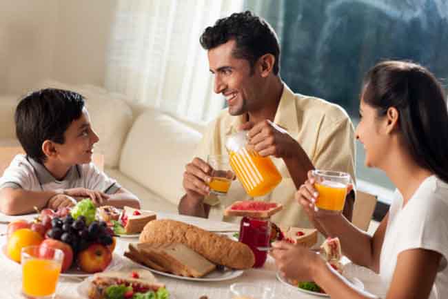 टेबल मैनर्स सिखायें